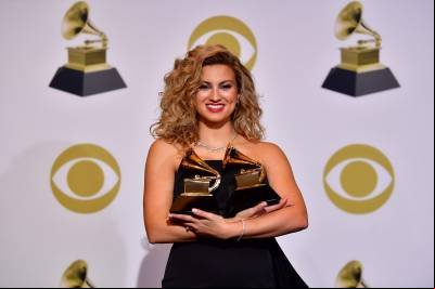 Tori Kelly for the Gospel Album award poses in the press room during the 61st Annual Grammy Awards on February 10, 2019, in Los Angeles. / AFP / Frederic J. BROWN - (crédito: FREDERIC J. BROWN) Tori Kelly for the Gospel Album award poses in the press room during the 61st Annual Grammy Awards on February 10, 2019, in Los Angeles. / AFP / Frederic J. BROWN - (crédito: FREDERIC J. BROWN)